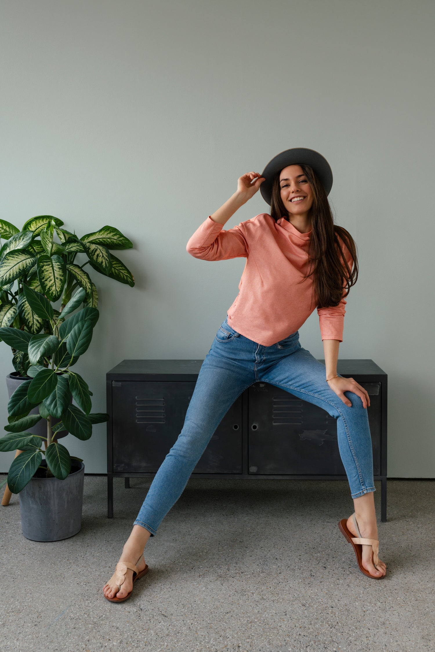 Nachhaltige Bluse Frau mit Hut