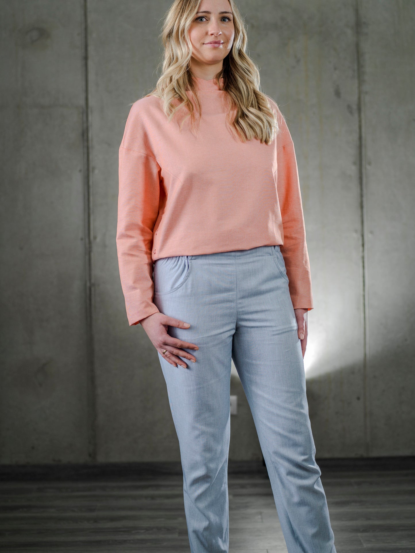 Schmale Baumwollhose / 55 % recycelte Baumwolle